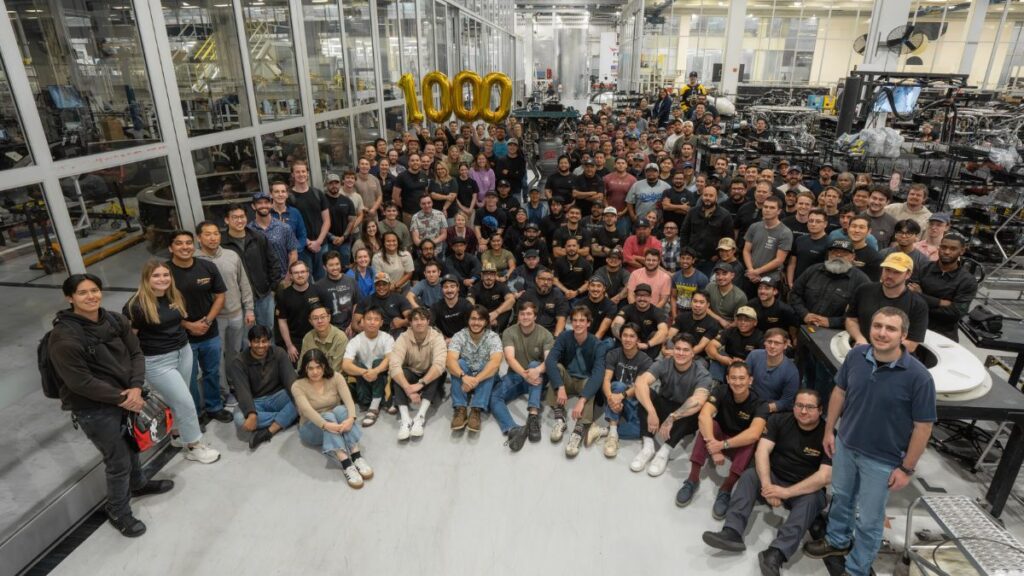 SpaceX raggiunge il traguardo del 1.000° Merlin 1D: il programma Falcon consolida la propria maturità industriale 1 Il team di SpaceX celebra il completamento del 1.000° motore Merlin 1D nello stabilimento di produzione del programma Falcon.