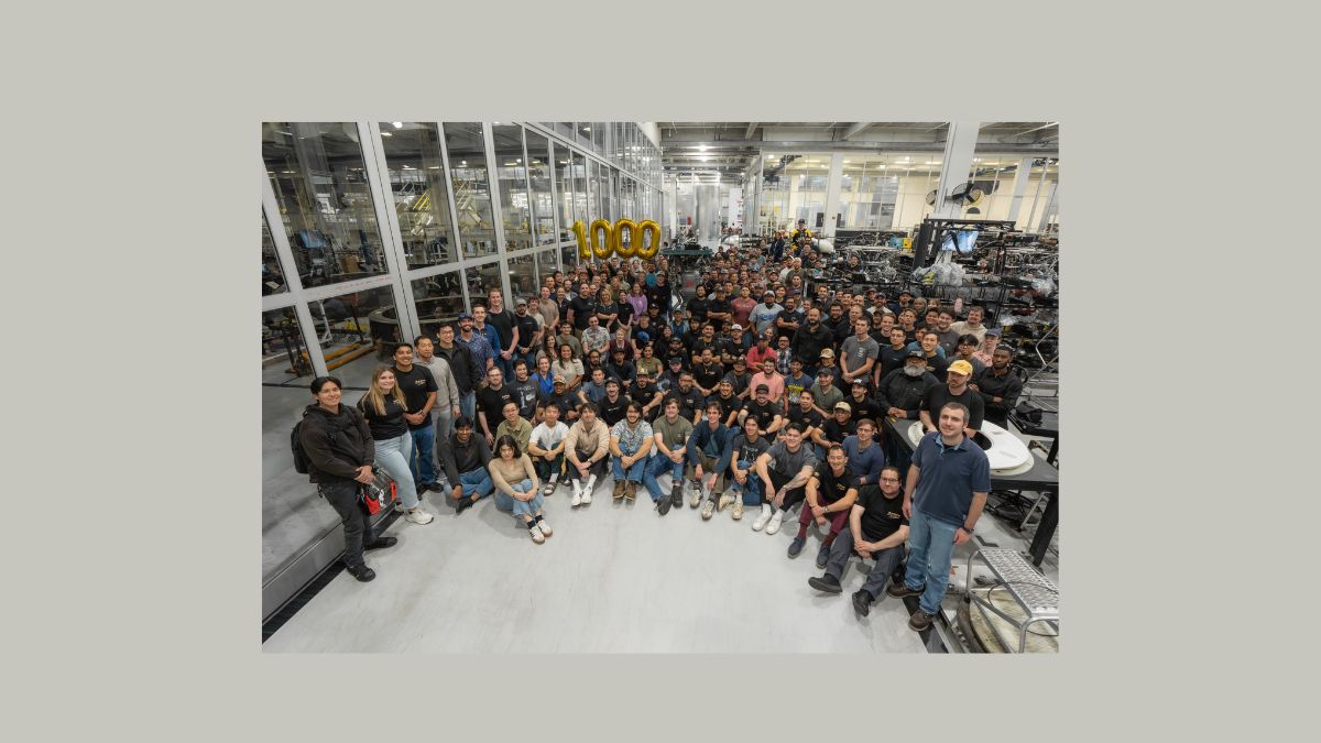 Il team di SpaceX celebra il completamento del 1.000° motore Merlin 1D nello stabilimento di produzione del programma Falcon.