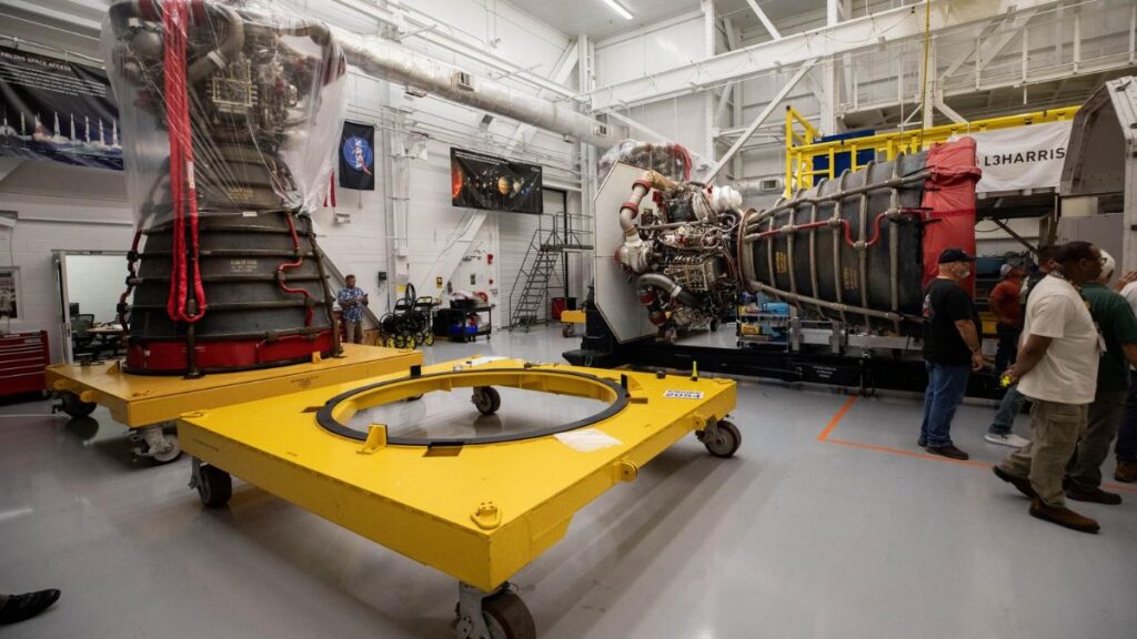Artemis III completa il set dei motori RS-25: al via l'integrazione sul core stage dello SLS 1 Due motori RS-25 dello Space Launch System all'interno di un impianto NASA durante le attività di movimentazione per la missione Artemis III.