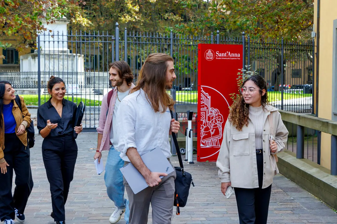 Studenti della Scuola Superiore Sant’Anna di Pisa davanti all'ingresso dell'ateneo, nell'ambito della offerta formativa dei corsi Ph.D.