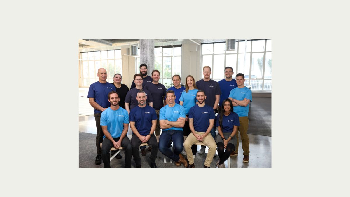 Il team di Outlier Space dopo l'annuncio del finanziamento da 7,35 milioni di dollari USA per sviluppare il primo veicolo di rientro della Nuova Zelanda.