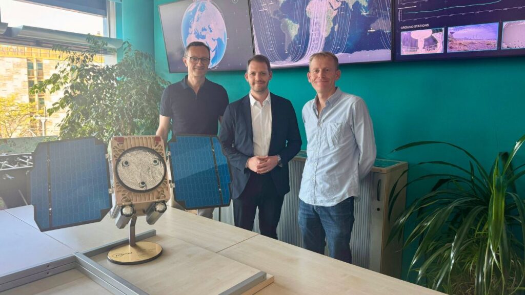 Planet sceglie Isar Aerospace per il primo lancio di un satellite costruito in Germania su un razzo tedesco 1 I rappresentanti di Planet e Isar Aerospace posano accanto a un modello del satellite Pelican dopo la firma dell'accordo Planet Isar Aerospace per il primo lancio di un satellite costruito in Germania su un razzo tedesco.