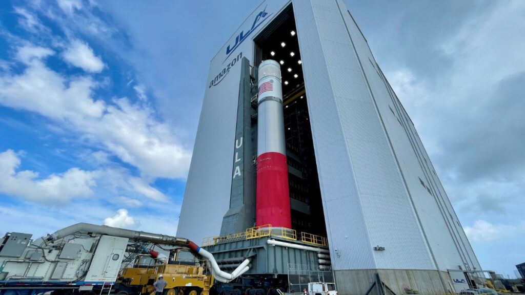 ULA porta Vulcan sulla rampa per le verifiche funzionali della campagna di lancio di Project Kuiper 1 Il razzo Vulcan di ULA esce dal nuovo VIF-A dedicato a Project Kuiper durante il trasferimento verso la rampa di lancio per le verifiche funzionali.