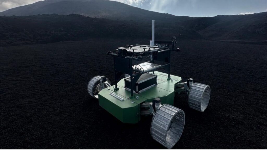 Il rover ETNA supera i test sul Monte Etna: validate le tecnologie per la mobilità lunare autonoma 1 Il rover ETNA durante la campagna di test sul Monte Etna per validare le tecnologie di mobilità lunare autonoma.