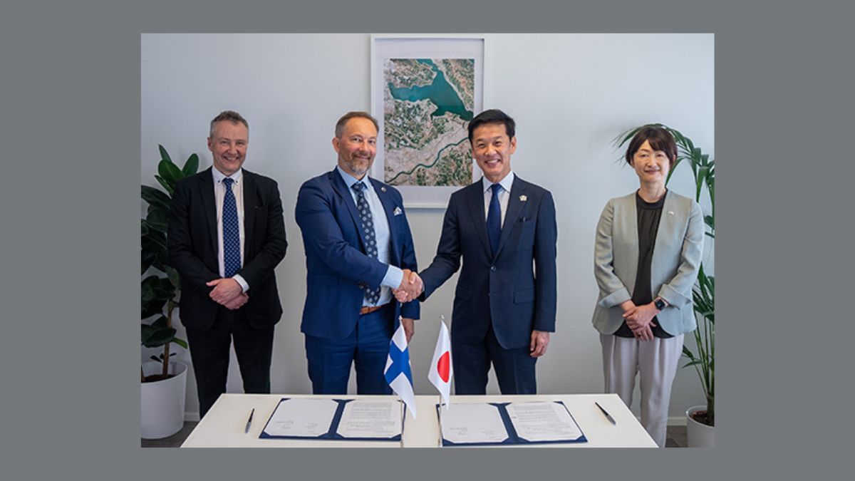 Cerimonia di firma del protocollo d'intesa tra IHI e Kuva Space per lo sviluppo di satelliti iperspettrali destinati alla futura costellazione multisensore del Giappone.