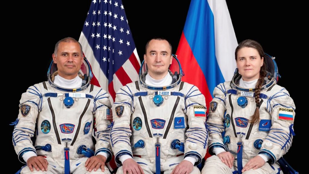 Soyuz MS-29 porta Anil Menon sulla ISS: in orbita test su semiconduttori, IA e biostampa 1 L'equipaggio della missione Soyuz MS-29 composto da Anil Menon, Pyotr Dubrov e Anna Kikina prima della partenza per la Stazione Spaziale Internazionale (ISS).