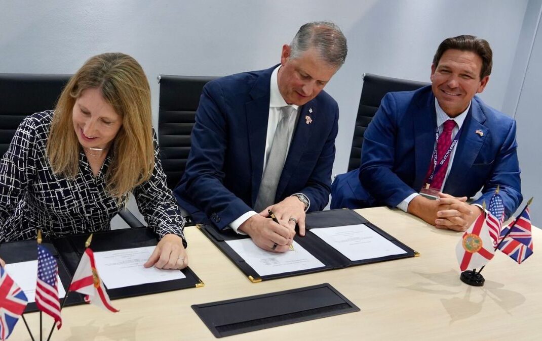 I rappresentanti di Space Florida e della UK Space Agency firmano l'accordo che inaugura la prima partnership dell'International Aerospace Innovation Fund durante il Farnborough International Airshow 2026.