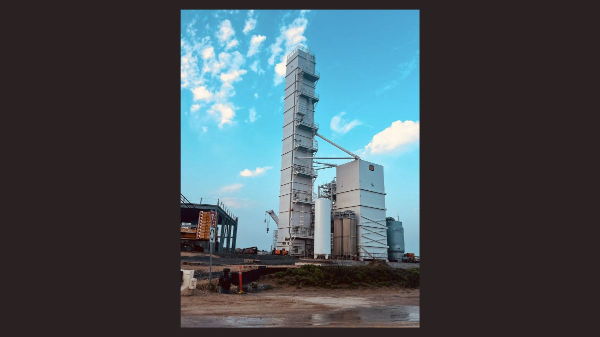 Impianto di separazione dell'aria in costruzione presso SpaceX Starbase per la produzione in loco di fluidi criogenici destinati alle operazioni di lancio.