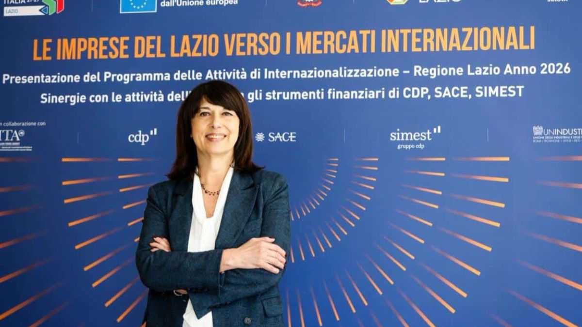 Roberta Angelilli durante un evento della Regione Lazio; il comunicato ricorda Teodoro Valente e il suo contributo al settore spaziale.