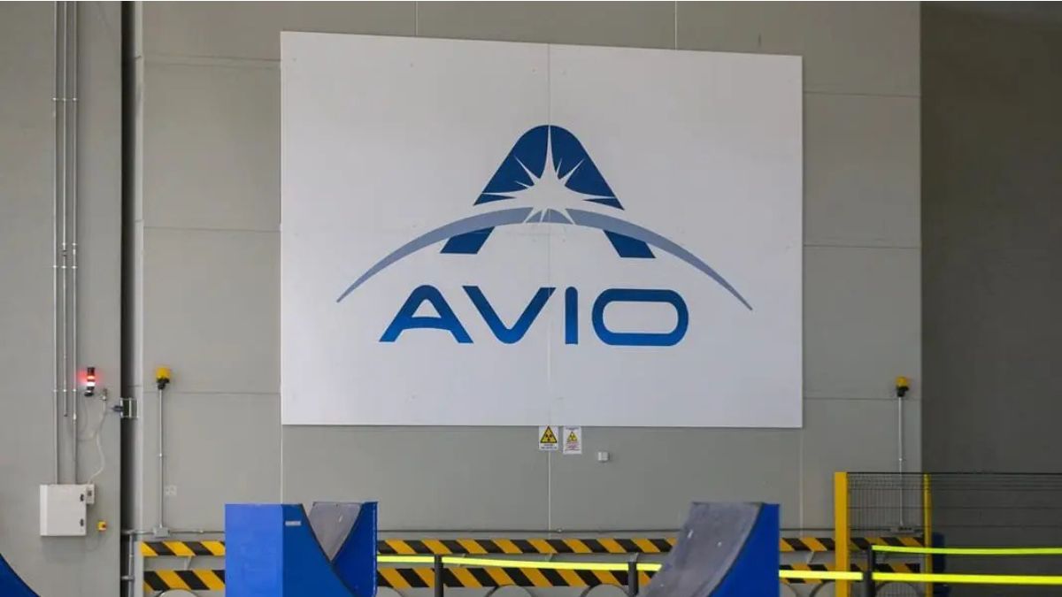 Logo Avio presso uno stabilimento industriale in vista del lancio con Vega C della missione VV30.