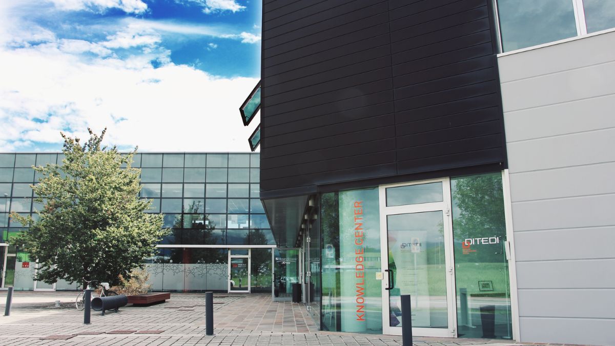 Ingresso della sede di DITEDI in Friuli Venezia Giulia, protagonista dell'accordo SMACT DITEDI per sostenere la trasformazione digitale delle imprese.