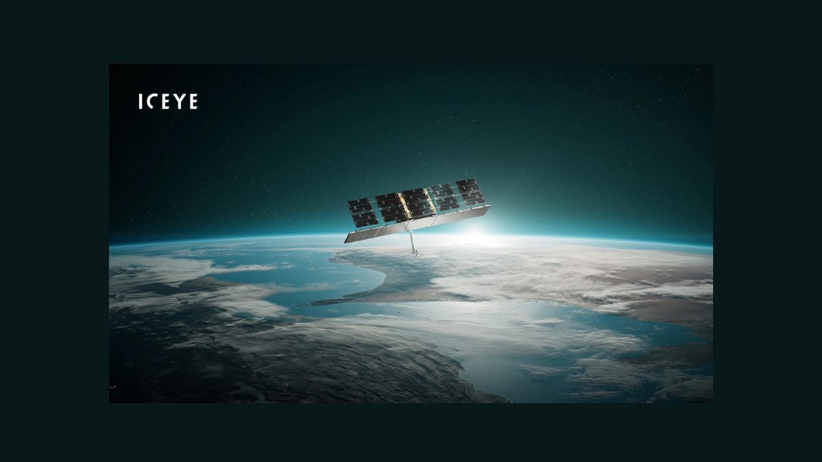 Satellite SAR di ICEYE in orbita, immagine che accompagna la notizia della nomina di Christos Kolimenakis a CEO di ICEYE UAE.