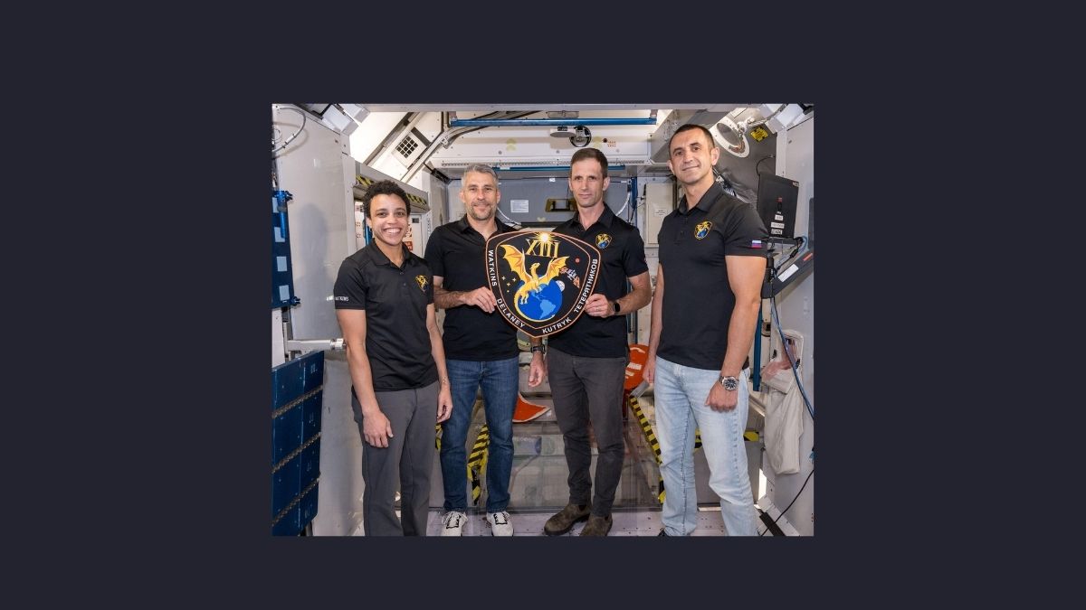 Crew-13 rinviata: i quattro membri dell'equipaggio con l'emblema della missione durante l'addestramento
