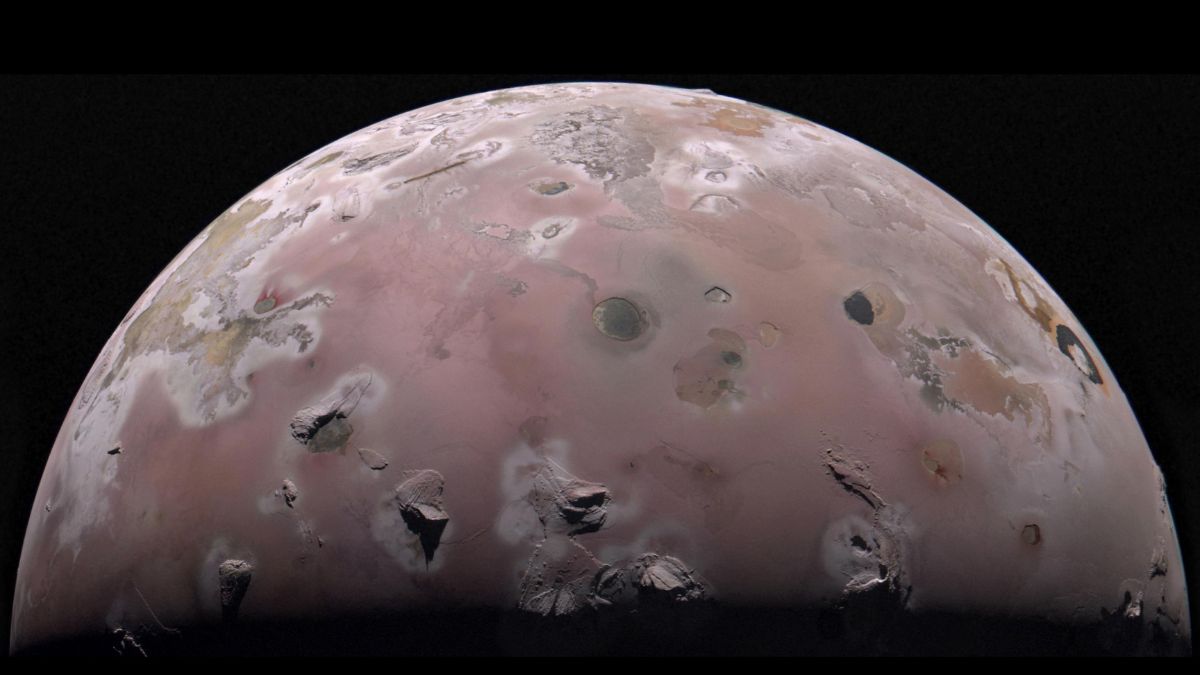 La regione polare settentrionale di Io, la luna di Giove, osservata dalla sonda Juno della NASA durante il sorvolo del 30 dicembre 2023.
