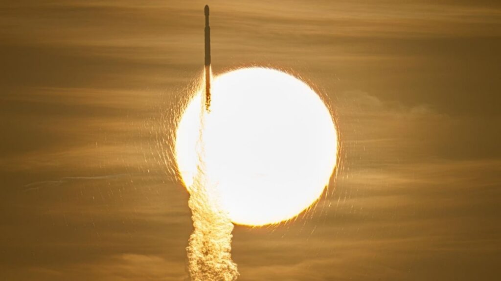 Il telescopio Roman parte verso L2: fino a 11 Tbit di dati al giorno per la nuova missione NASA 1 Falcon Heavy con il Nancy Grace Roman Space Telescope transita davanti al Sole durante il lancio