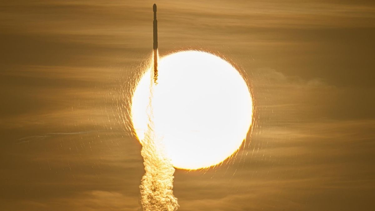Falcon Heavy con il Nancy Grace Roman Space Telescope transita davanti al Sole durante il lancio