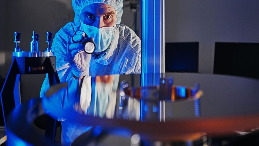 Officina Stellare realizzerà le ottiche spaziali per PRISMA Second Generation di Leonardo 1 Tecnico di Officina Stellare ispeziona un componente di ottiche spaziali destinato a programmi di osservazione della Terra.