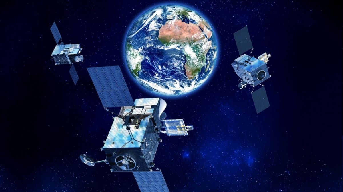 Satellite MTG-I2 nella rappresentazione della costellazione Meteosat di Terza Generazione intorno alla Terra