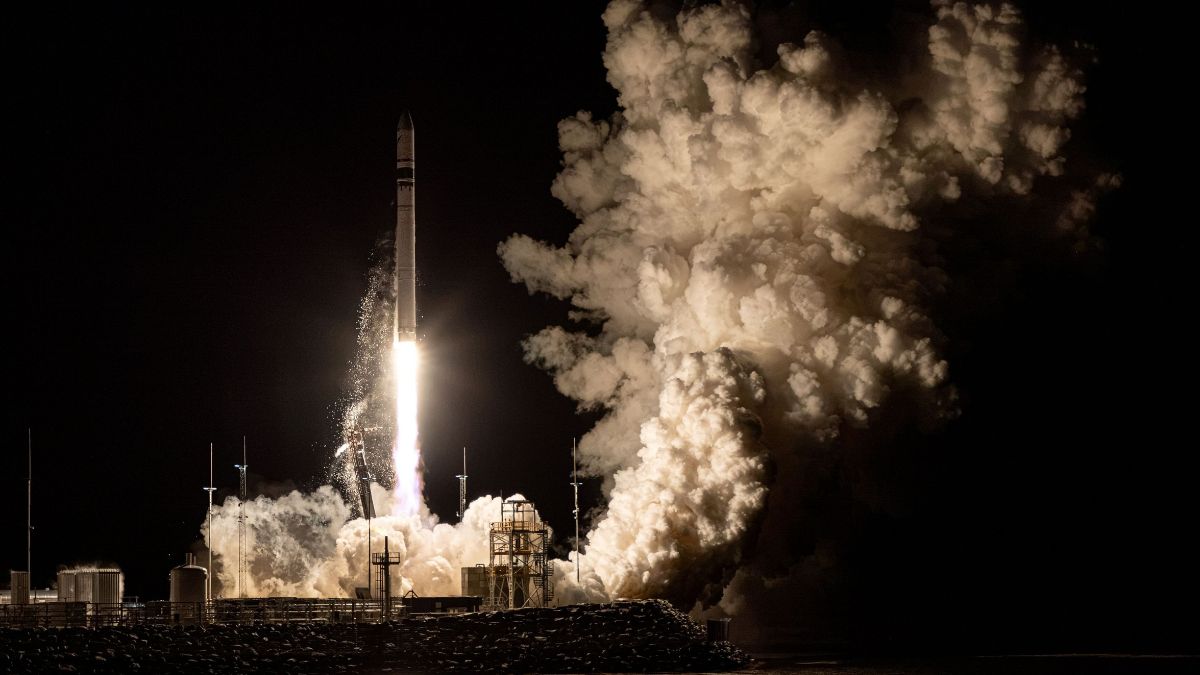 Razzo in decollo durante un lancio notturno, immagine associata all’accordo tra Isar Aerospace e SEOPS