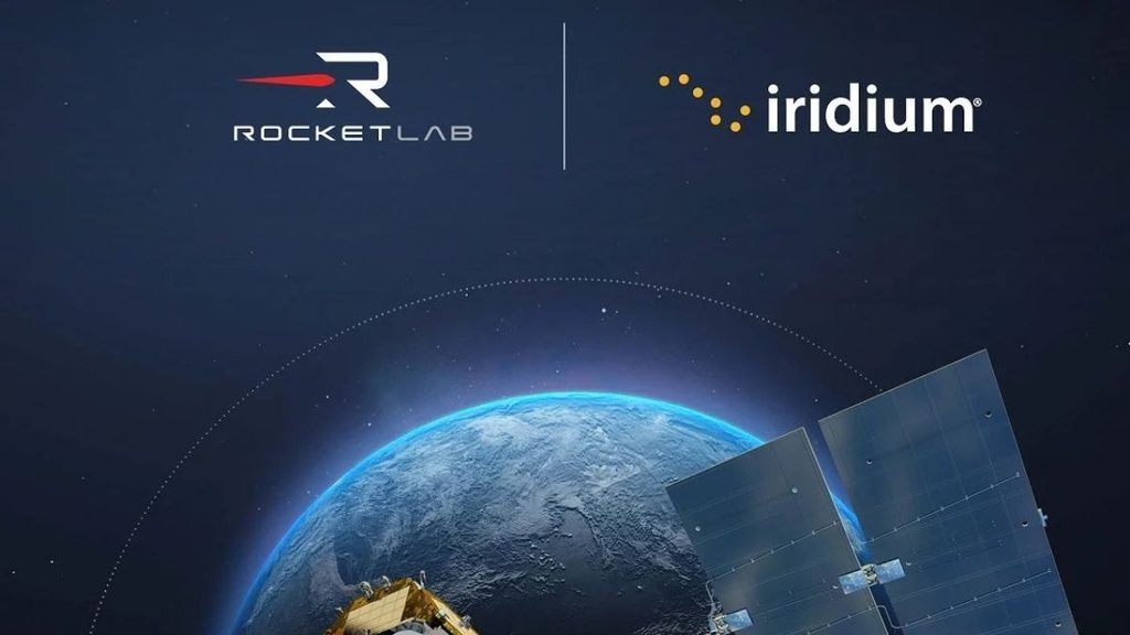 Rocket Lab-Iridium, gli azionisti approvano l’acquisizione: avanza il progetto di integrazione verticale 1 Acquisizione Rocket Lab-Iridium, con i loghi delle due aziende e satelliti raffigurati in orbita terrestre