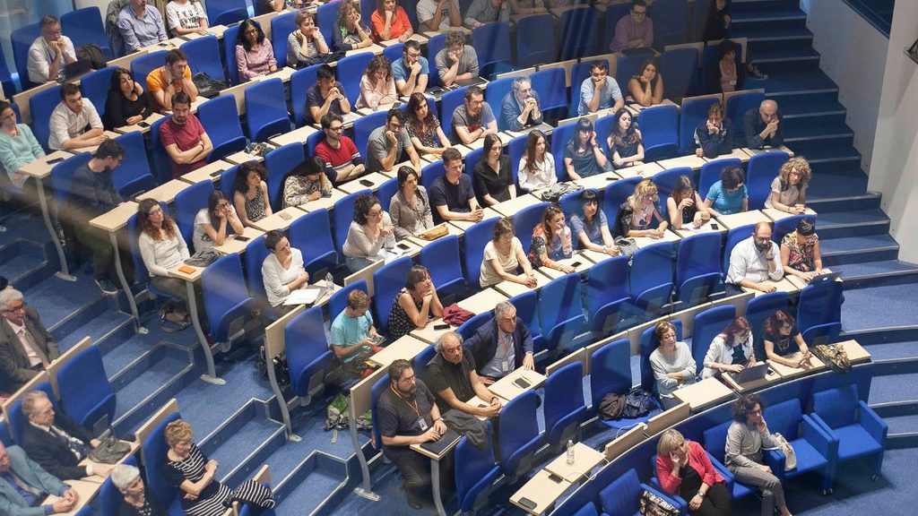 Dati satellitari, Luna e acqua su Marte: all’Aquila le nuove frontiere dell’esplorazione planetaria 1 Pubblico nell’Auditorium del GSSI all’Aquila, sede dell’incontro dedicato alle scienze planetarie