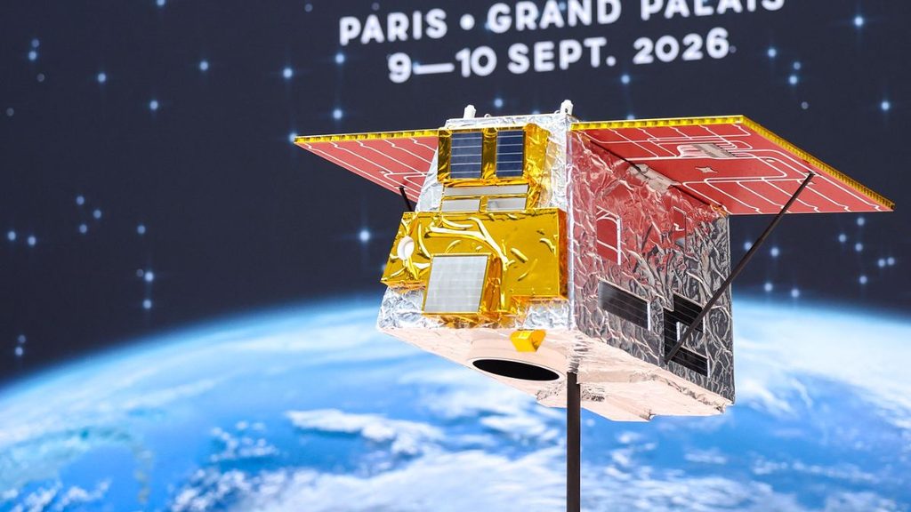 Francia, Airbus e Unseenlabs svilupperanno CASSIOPÉE per il SIGINT militare del dopo-CERES 1 Modello di satellite all’International Space Summit di Parigi, dove è stato annunciato CASSIOPÉE per il SIGINT francese