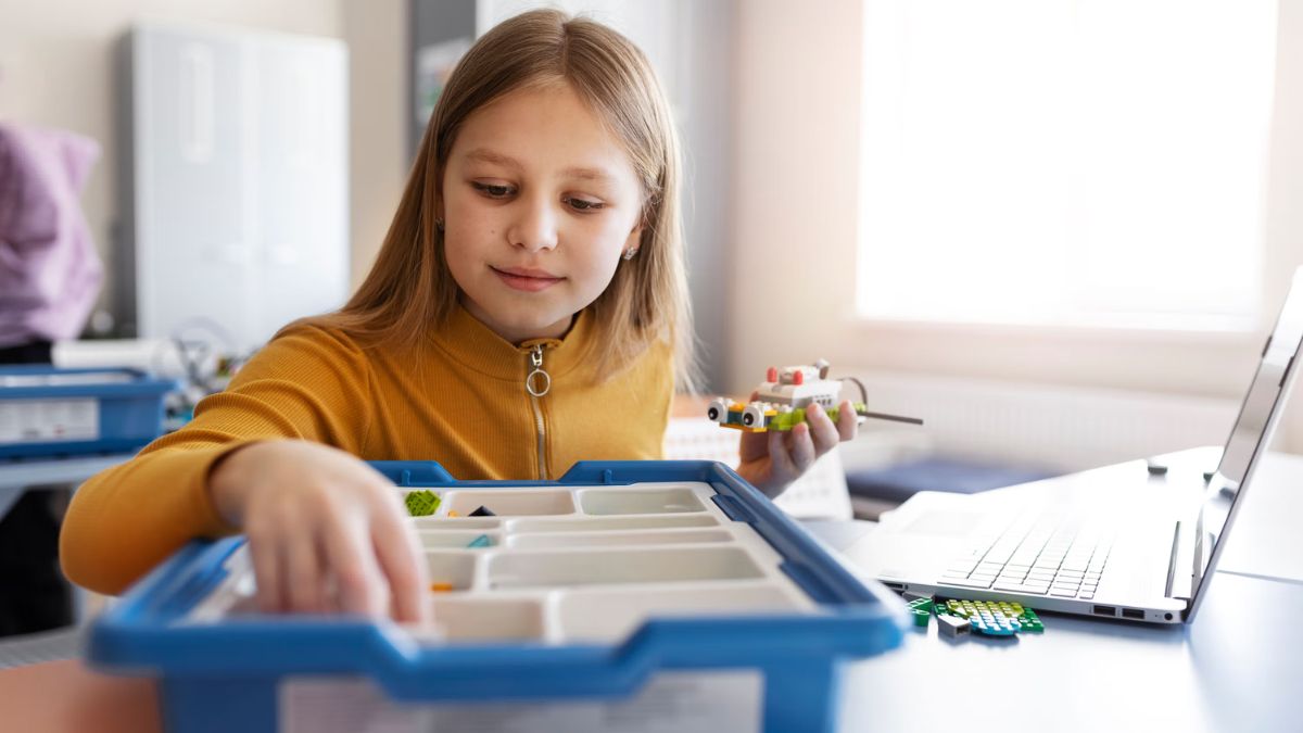 Contest Spàzio, alunna impegnata in un’attività STEM con componenti da costruzione e computer