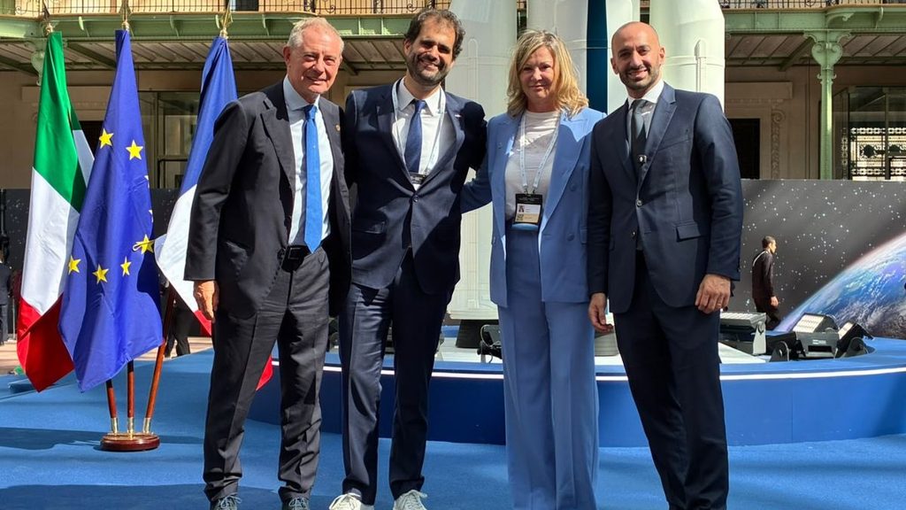Italia-Francia, a Parigi due accordi industriali per lo spazio. Urso: “rafforziamo la cooperazione sulle tecnologie abilitanti” 2 cooperazione italia francia spazio parigi - Italia-Francia, a Parigi due accordi industriali per lo spazio. Urso: “rafforziamo la cooperazione sulle tecnologie abilitanti”