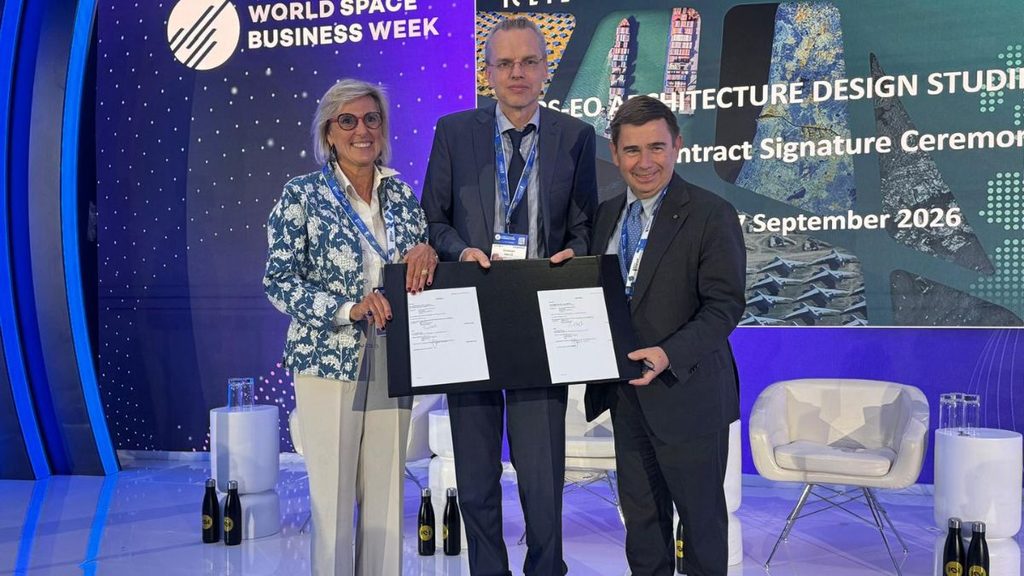 EOGS, a Leonardo lo studio sull’architettura della futura Osservazione della Terra europea 1 Simonetta Cheli, Christoph Kautz e Massimo Claudio Comparini alla firma del contratto per lo studio EOGS