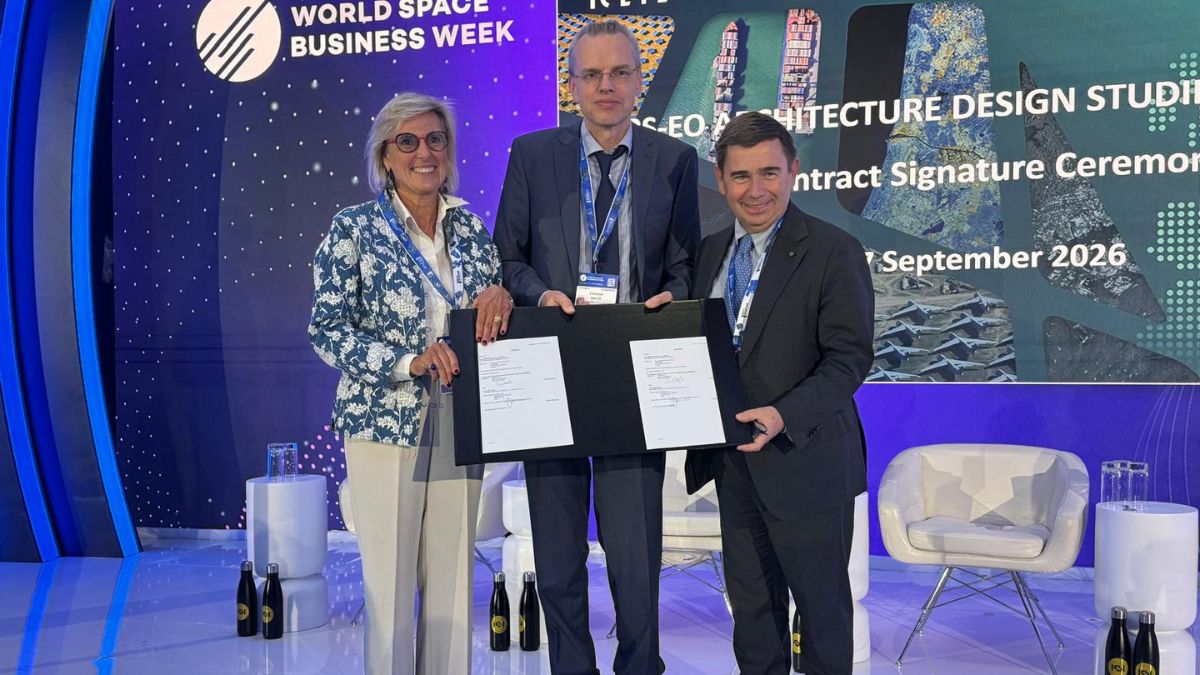 Simonetta Cheli, Christoph Kautz e Massimo Claudio Comparini alla firma del contratto per lo studio EOGS