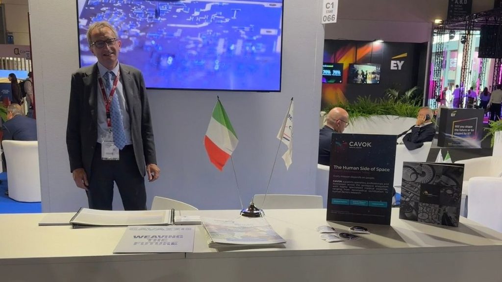 BEX, il Lombardia Aerospace Cluster punta sulle filiere interconnesse per ampliare la supply chain 1 Paolo Cerabolini allo stand del Lombardia Aerospace Cluster a BEX dedicato alle filiere interconnesse