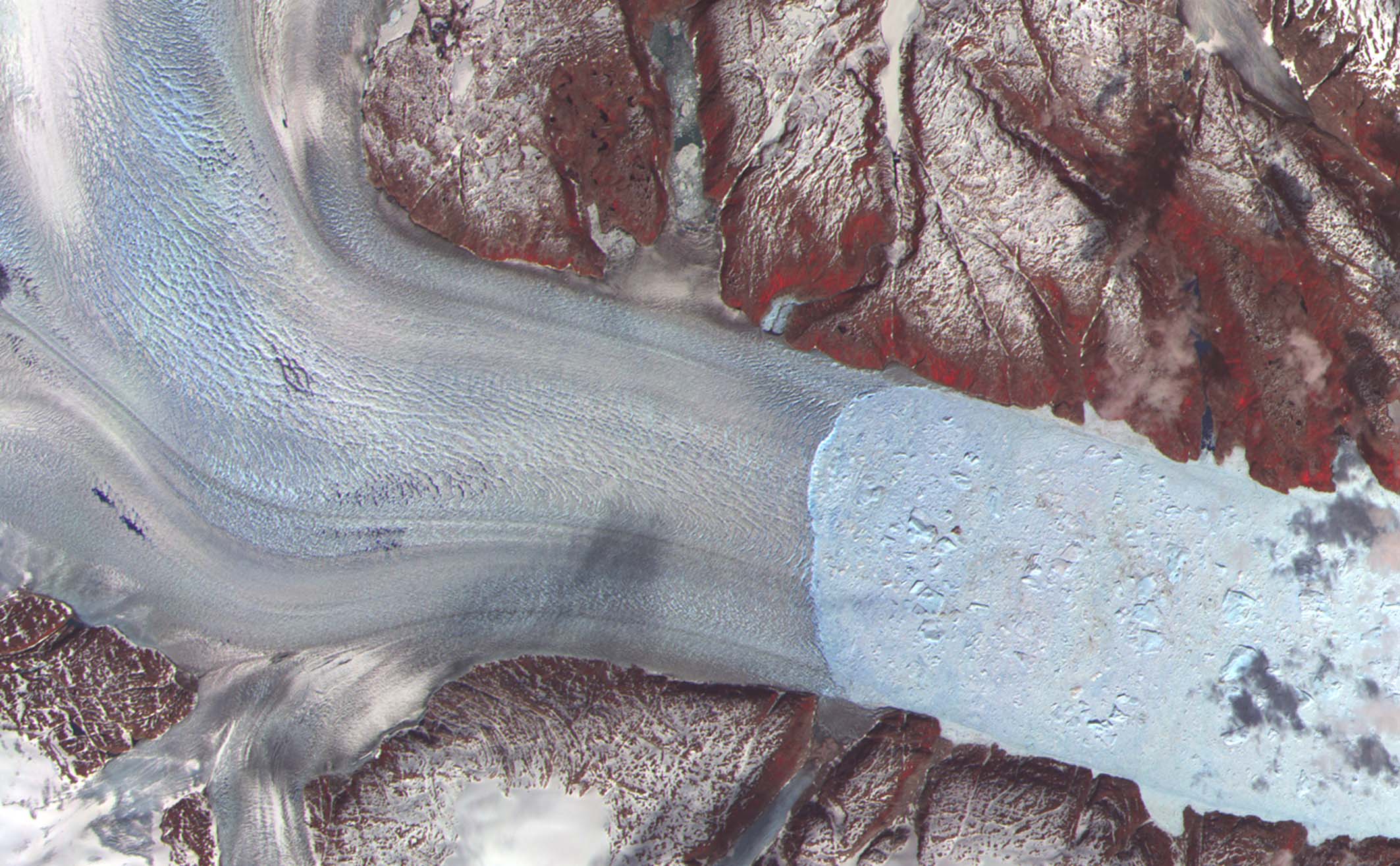 Vista satellitare di un ghiacciaio nello studio su Groenlandia e Antartide