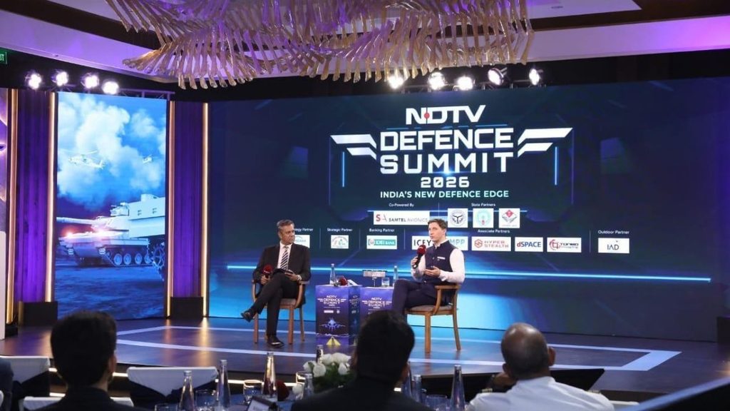ICEYE porta in India il modello europeo dei sistemi SAR sovrani 1 ICEYE India al NDTV Defence Summit 2026 durante l’intervento del CEO