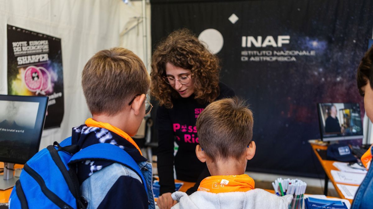 Notte dei Ricercatori 2026: immagine dello stand INAF di SHARPER a L’Aquila
