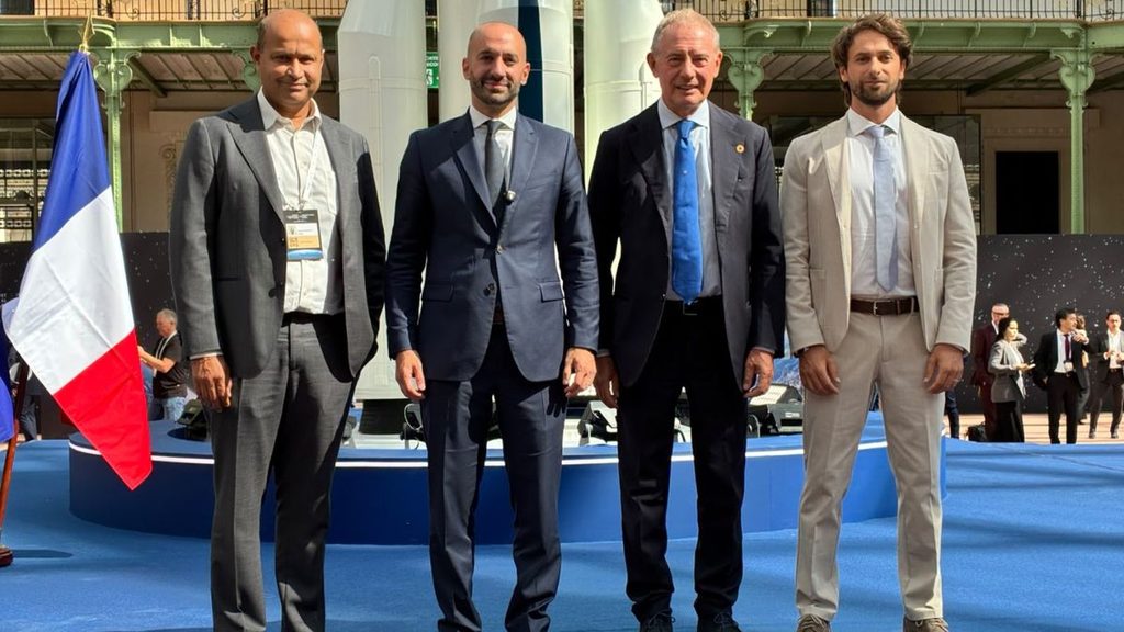 Italia-Francia, a Parigi due accordi industriali per lo spazio. Urso: “rafforziamo la cooperazione sulle tecnologie abilitanti” 1 Cooperazione tra Italia e Francia nello spazio all’International Space Summit di Parigi, davanti a una struttura espositiva spaziale