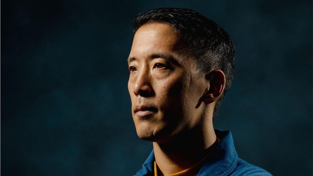 Jonny Kim lascia la NASA dopo quasi dieci anni e torna in servizio attivo nella US Navy 1 Jonny Kim lascia la NASA: ritratto dell'astronauta in uniforme al Johnson Space Center di Houston