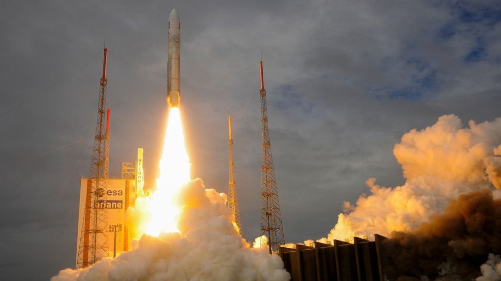 JUICE torna vicino alla Terra: il gravity assist accelera la rotta verso Giove 1 Ariane 5 al lancio della sonda protagonista del flyby di JUICE con la Terra