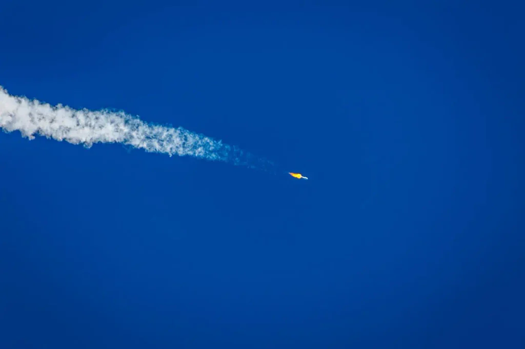 Il Regno Unito prepara la guerra orbitale, nasce No. III Space Effects Squadron della Royal Air Force 1 Scia di un razzo nel cielo, immagine a corredo della notizia sul No. III Space Effects Squadron