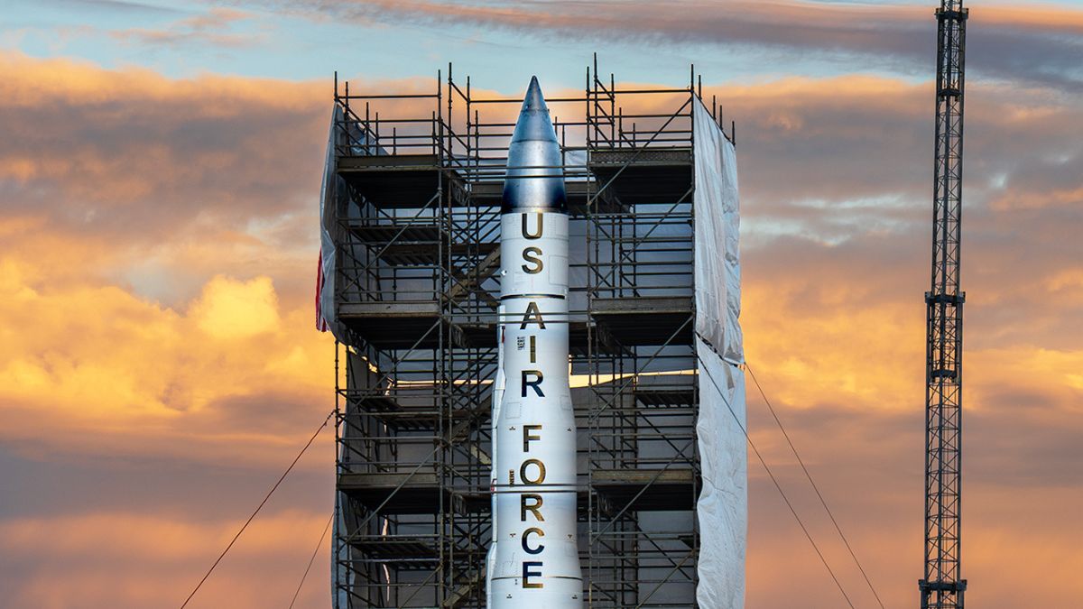 LGM-35A Sentinel assemblato verticalmente sulla piattaforma di prova a Vandenberg Space Force Base