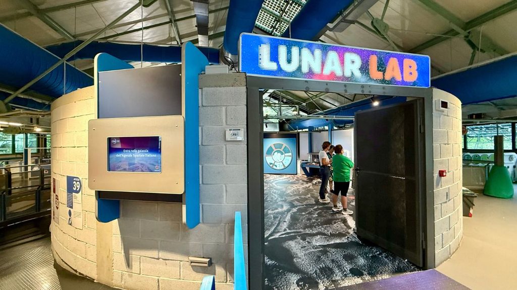 Lunar Lab apre a Roma: ASI porta esplorazione lunare e competenze STEM alle nuove generazioni 1 Ingresso di Lunar Lab, il percorso sull’esplorazione lunare realizzato da ASI ed Explora a Roma