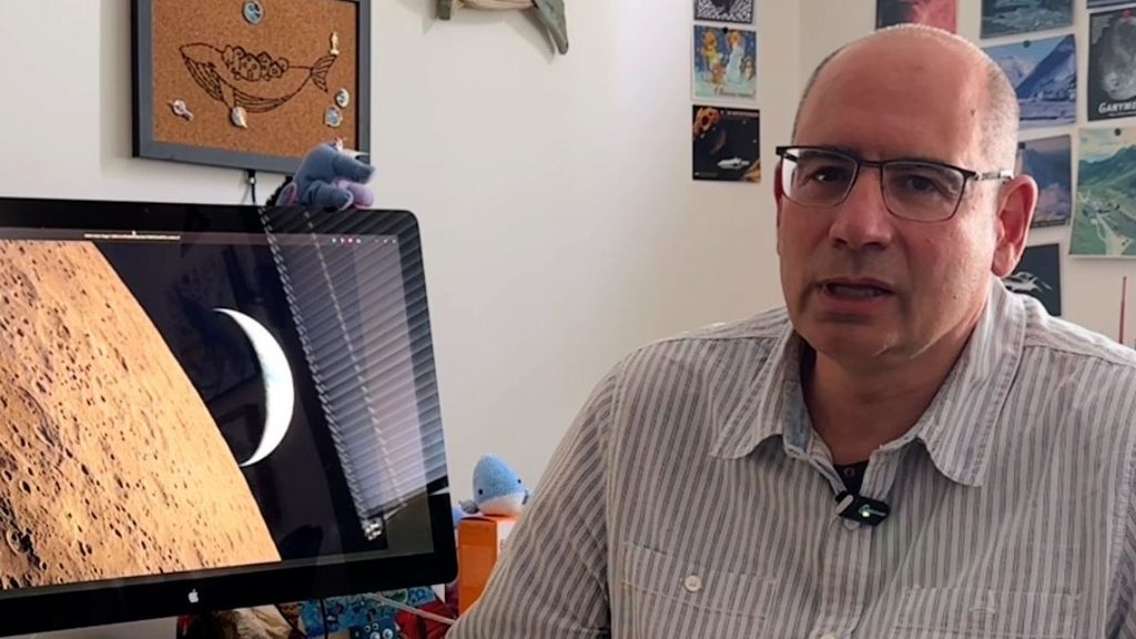 Mercurio potrebbe essersi contratto più del previsto: il ruolo della grafite nelle grandi faglie 1 Matteo Massironi dell'Università di Padova, coautore dello studio sulla grafite su Mercurio