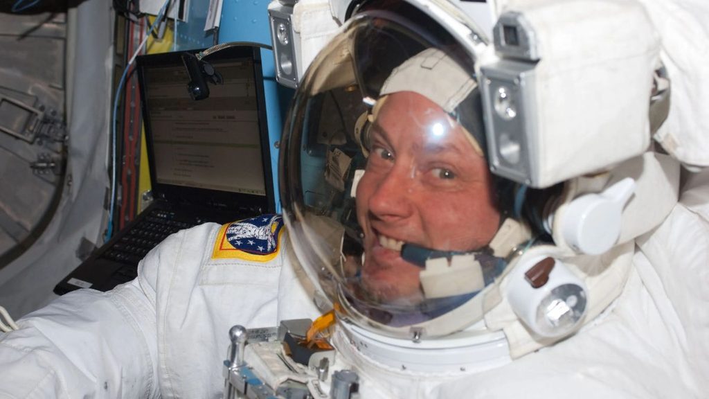 Mike Fincke lascia la NASA dopo 30 anni: dalla ISS al Commercial Crew, una carriera tra tre generazioni spaziali 1 Mike Fincke lascia la NASA: l'astronauta nella camera di decompressione Quest della Stazione Spaziale Internazionale durante la missione STS-134
