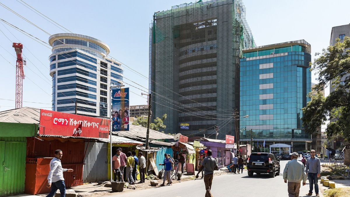 Strada trafficata di Addis Abeba, città monitorata per la missione MAIA della NASA