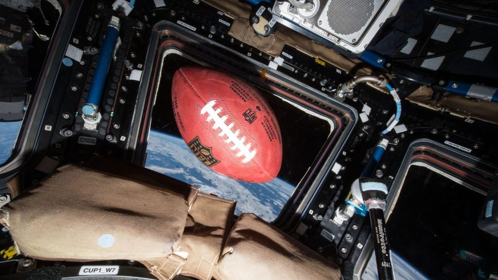 NASA e NFL insieme: l’Inspiration Tour porta i programmi spaziali americani negli stadi 1 NASA e NFL: pallone da football americano in microgravità a bordo della Stazione Spaziale Internazionale