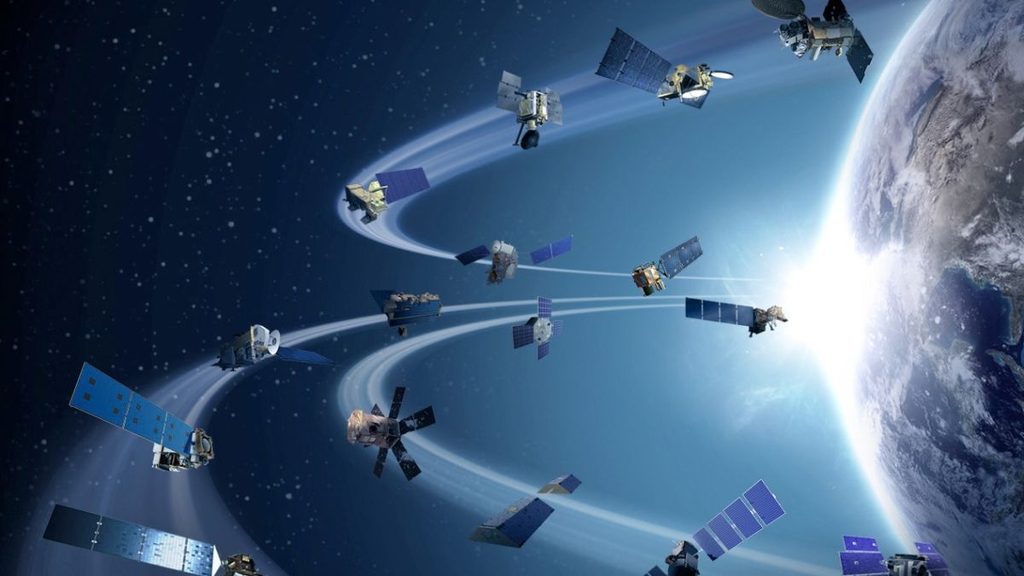 Space Economy, la nuova legge italiana alla prova dell’attuazione: a Milano il confronto sulle regole 1 Illustrazione di satelliti artificiali in orbita attorno alla Terra nel contesto della nuova legge sulla Space Economy