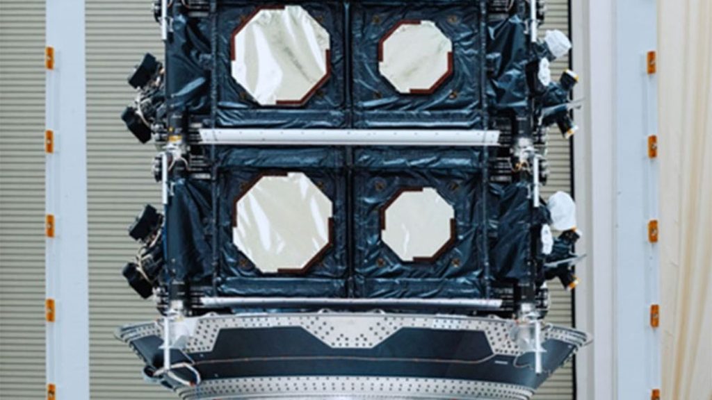 Boeing consegna a SES gli ultimi tre satelliti O3b mPOWER, verso il completamento della costellazione MEO 1 Satelliti O3b mPOWER F11, F12 e F13 di Boeing impilati prima del trasferimento a Cape Canaveral