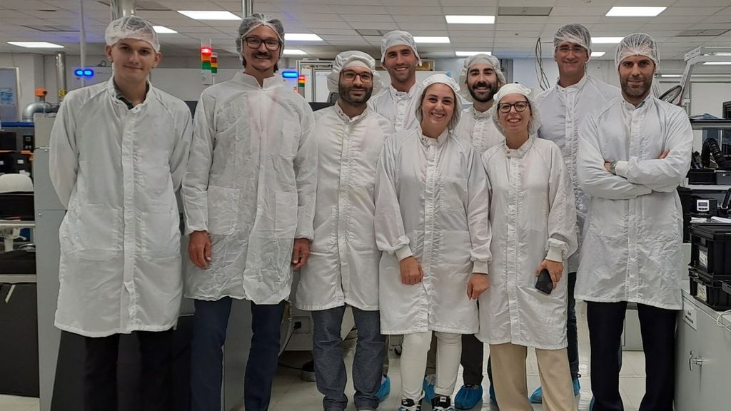 Leonardo digitalizza la produzione spaziale a Nerviano: dati e AI per aumentare i volumi 1 Team in abbigliamento protettivo nell'area di produzione spaziale di Leonardo a Nerviano