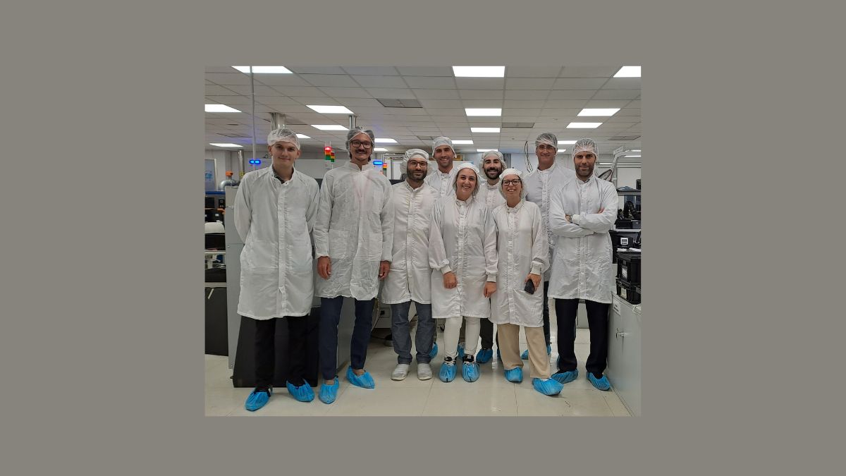 Team in abbigliamento protettivo nell'area di produzione spaziale di Leonardo a Nerviano