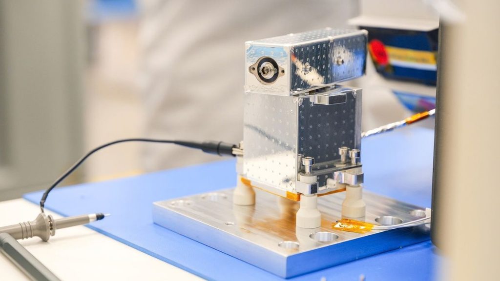 Firefly integra RTx su Rashid Rover 2: il radar volerà verso il lato nascosto della Luna 1 Trasmettitore radar RTx destinato al Rashid Rover 2 durante le attività di laboratorio