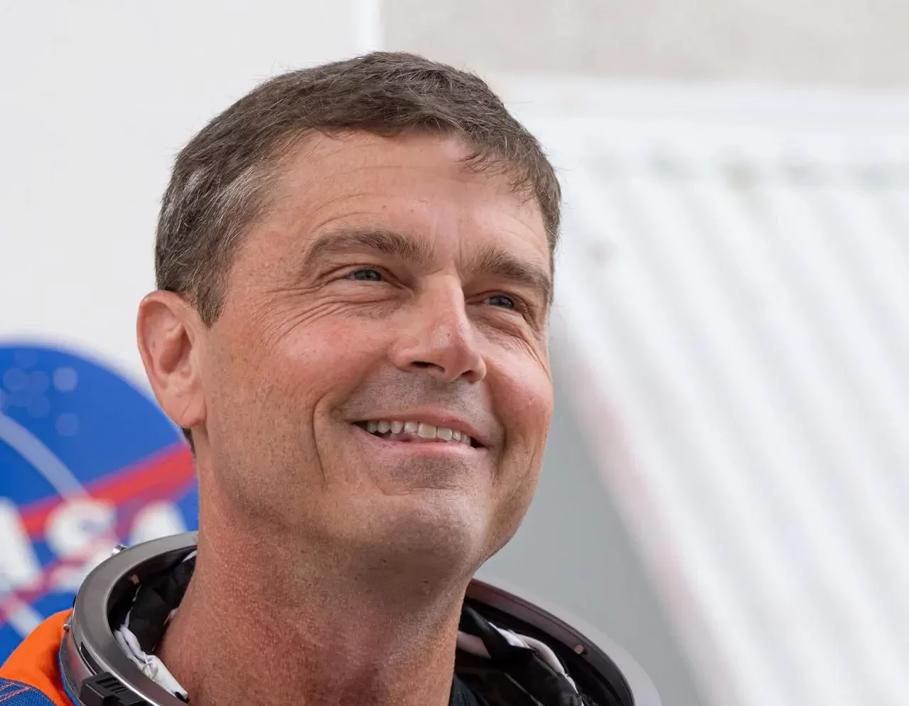 Reid Wiseman, comandante di Artemis II e protagonista dell’Inspiration Tour NASA, con la tuta da equipaggio